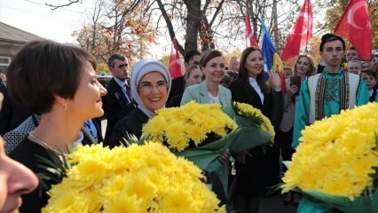 Добре дошли в Емине Ердоган с цветя