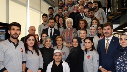 Първата дама Ердоган се среща с млади хора в Мардин