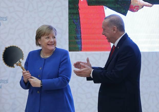 в момента, в който Ангела Меркел получи подарък от президента Ердоган 