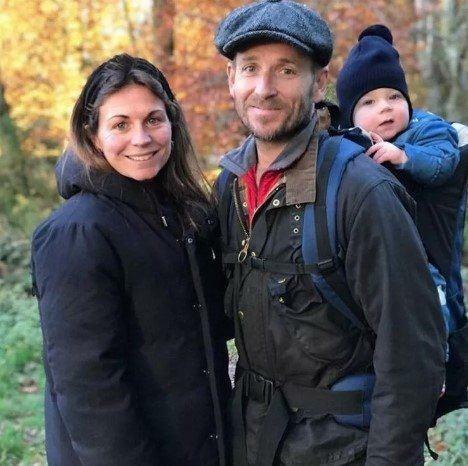 Джони Ъруин със съпругата и детето си