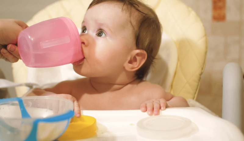 Колко вода трябва да се дава на бебета?