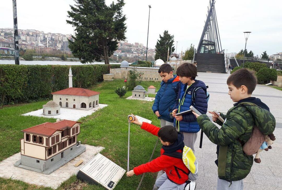 Сцени от миниатюрен турски парк и музей