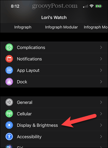 Докоснете Display & Brightness в приложението Watch на вашия iPhone