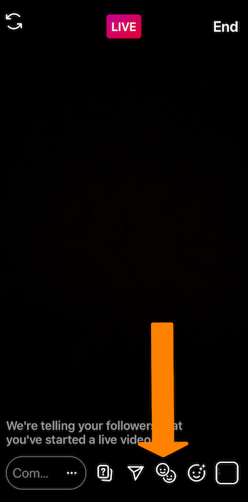 екранна снимка на предаване на живо в Instagram с оранжева стрелка, сочеща към иконата на усмихнати лица в долната част на екрана
