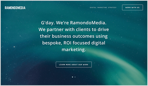 Уебсайтът RamandoMedia има тъмно син фон със звезди и ивици светлина. Над картината се появява бял текст и бутон. Текстът казва G'day. Ние сме RamondoMedia. Партнираме си с клиенти, за да постигнем техните бизнес резултати, като използваме дигитален маркетинг, фокусиран върху възвръщаемостта на инвестициите. Текстът на бутона казва Научете повече за нашата работа. 