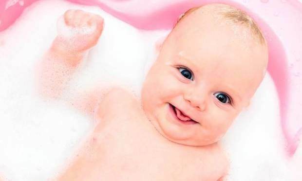 Ако вашето бебе поглъща вода, докато се къпе ..