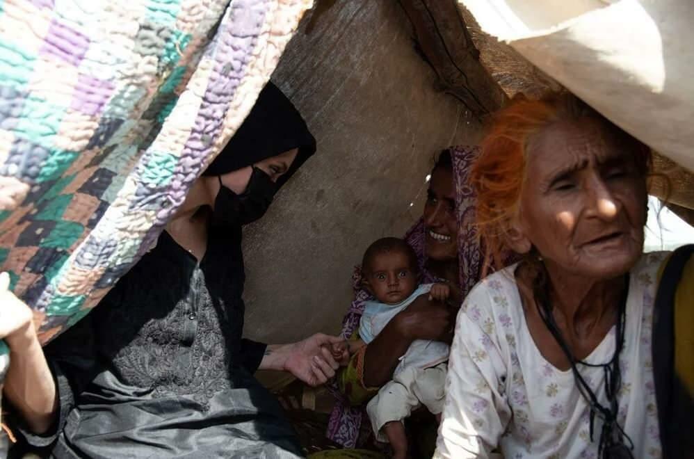 Посланикът на добра воля Анджелина Джоли посети Пакистан