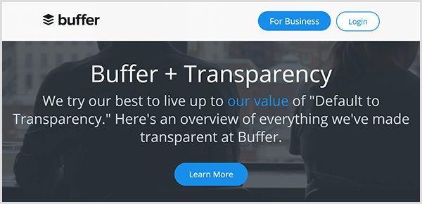 Уеб страницата на Buffer за радикална прозрачност на компанията има тъмен фон с текста Ние се опитваме с най-доброто от нас да отговаряме на стойността ни по подразбиране за прозрачност. Ето преглед на всичко, което направихме прозрачно в буфера. Под текста се появява син бутон Научете повече.