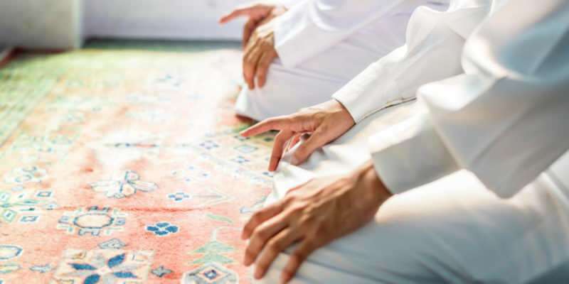 Четене и добродетел на молитвата ettahiyyatü! Как да чета Ettehiyyatü? Къде се чете молитвата тахийят?