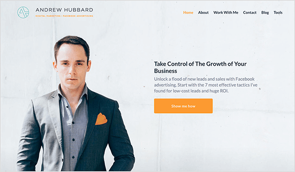 Уебсайтът на Андрю Хъбард показва Андрю в сив костюм с оранжев джобен квадрат. Текстът „Поемете контрола върху растежа на вашия бизнес“ се появява с удебелени сиви букви. Оранжев бутон казва Покажи ми как.