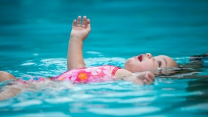 Могат ли бебетата да плуват в басейна или морето?
