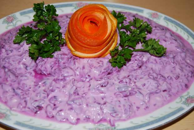 Как да направите салата от лилаво зеле с най-лесното кисело мляко?