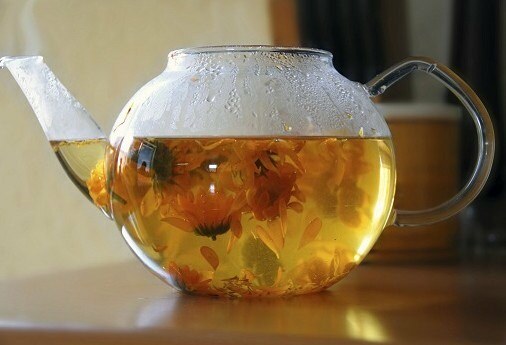 Ако наливате вряща вода, докато варите билков чай ​​...