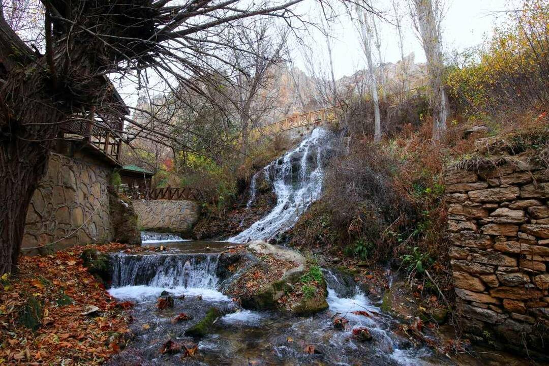 Водопадът Günpınar предлага бунт от цветове