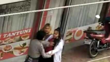 Две сестри бият мъж на улицата