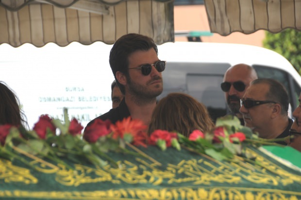 Kivanc Tatlitug на погребението на бащата на Девата