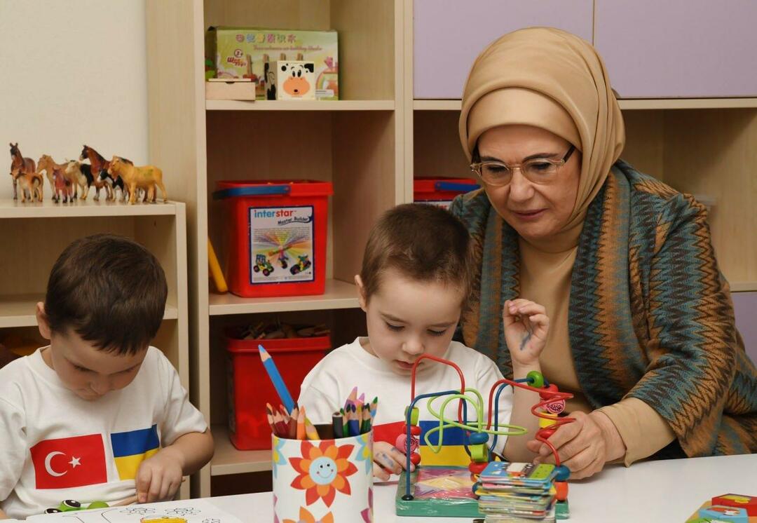 Емине Ердоган си игра с украински деца