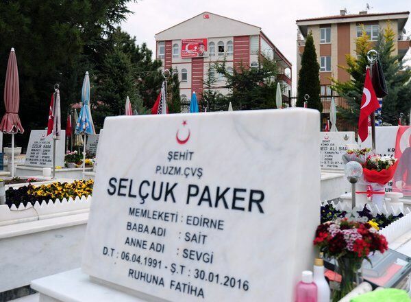 Майката на мъченик Селчук Пакер се премести срещу гроба на сина си!