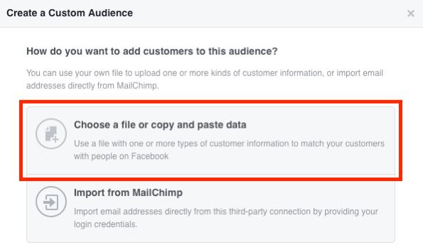 Изберете Избор на файл или Копиране и поставяне на данните, за да създадете вашата персонализирана аудитория за имейли във Facebook.