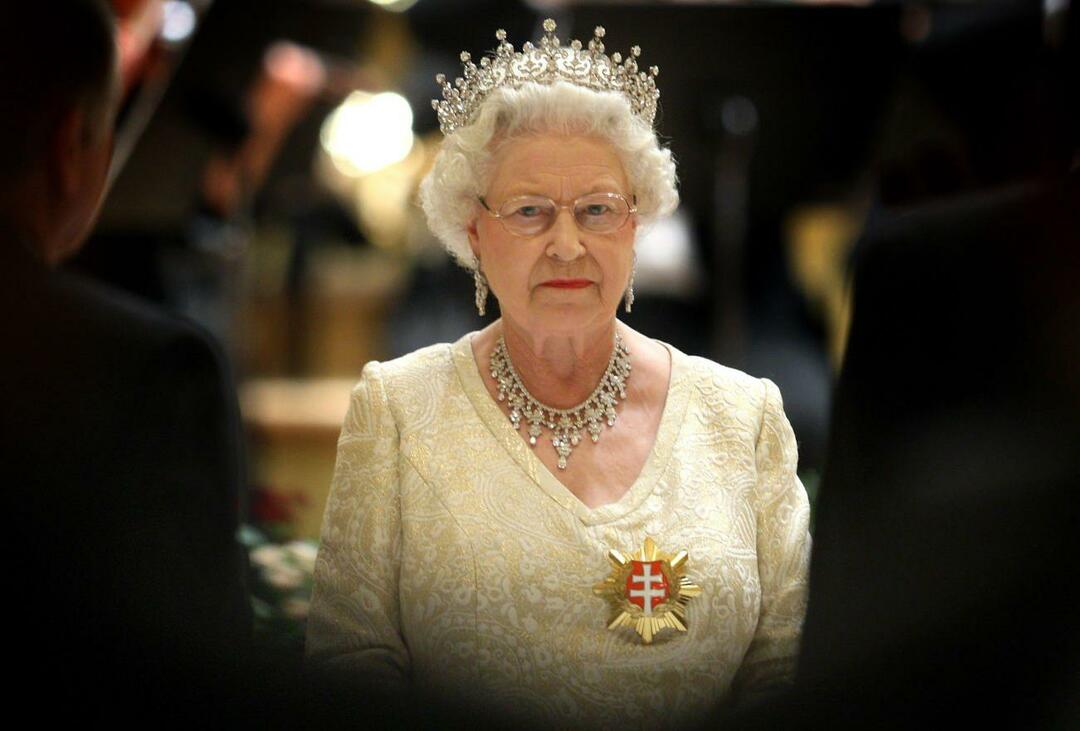 Английската кралица II. Елизабет