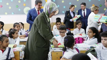 Първата дама Ердоган раздаде тетрадки на учениците!