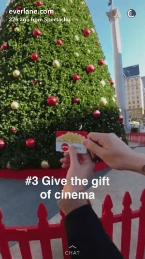 Историята на Snapchat на Everlane показа, че посланик на марка раздава картичка за подарък на филм.