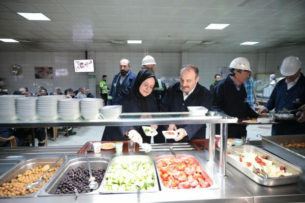 Министър Зехра Зюмрют Селчук и Мустафа Варанк се изредиха за вечерята в сахур.