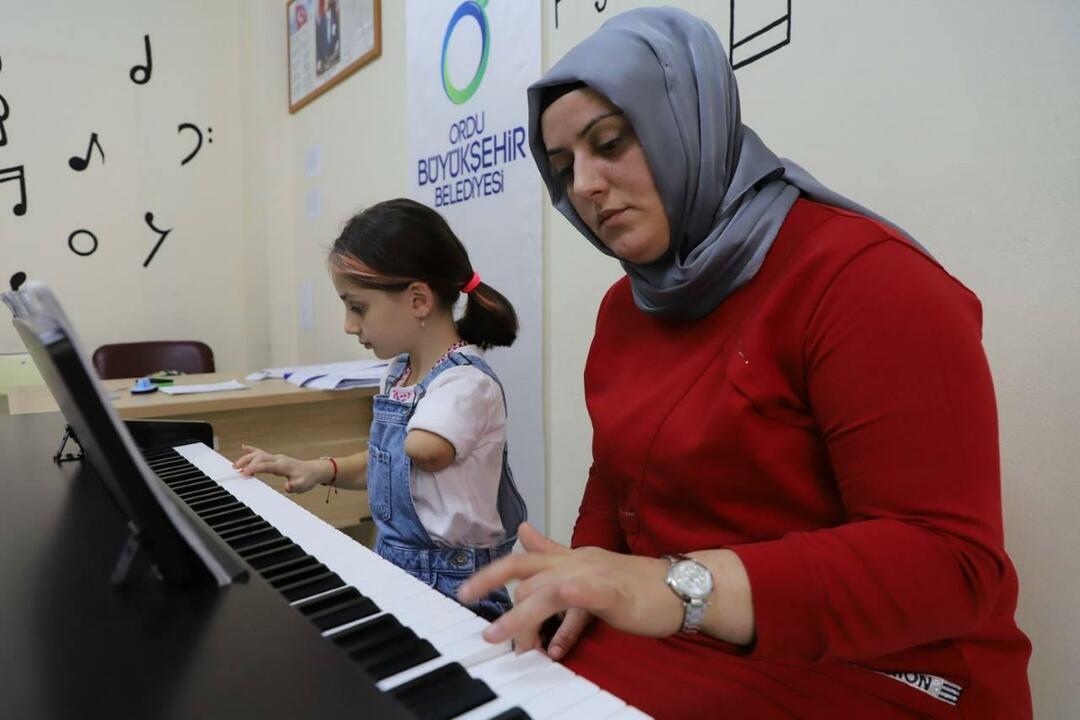 Зейнеп се учи да свири на пиано с майка си