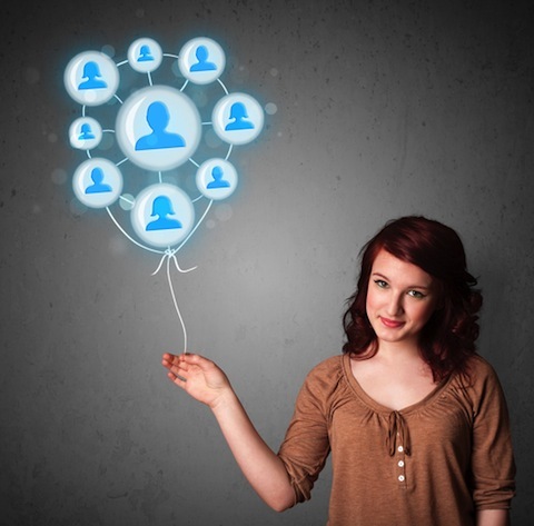 млада жена, която държи балон в социалната мрежа