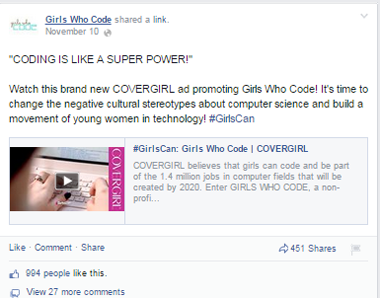 момичета, които кодират публикация във facebook