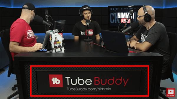 Това е екранна снимка от поток на живо на Nimmin Live с Nick Nimmin. Бюрото в студиото за предаване на живо показва, че TubeBuddy спонсорира шоуто.