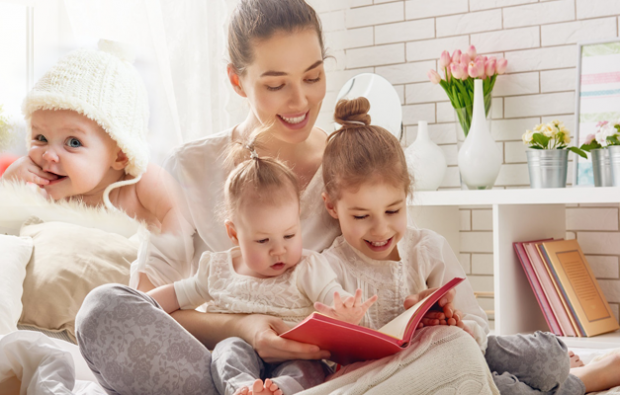 Ползите от четенето на книга на бебетата