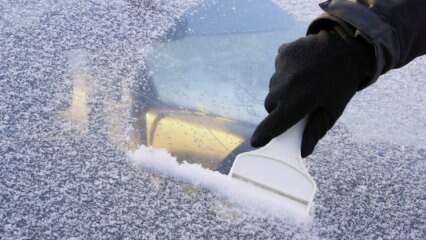 Как да предотвратите лед от прозорците на колата?