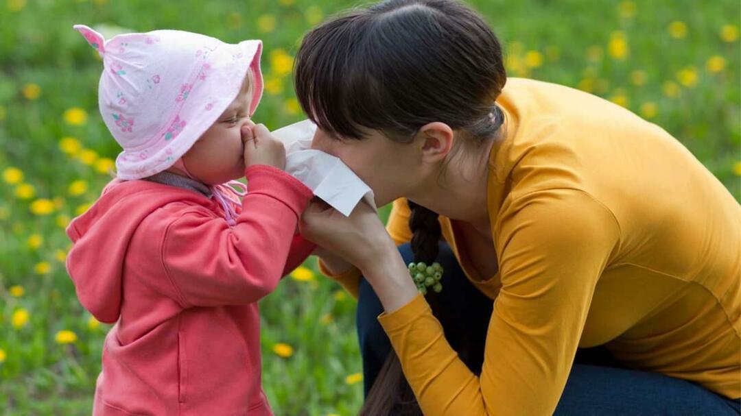 Каква е разликата между сезонните алергии и настинките при децата?
