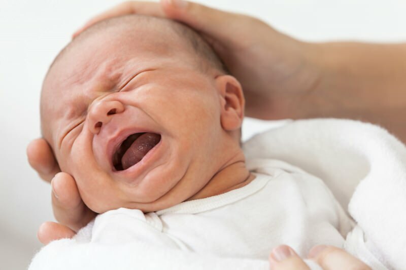 Вредно ли е да разклащате бебета, изправени?