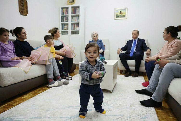 Президентът Реджеп Тайип Ердоган и съпругата му Емине Ердоган посетиха семейството на оцелелите от земетресението