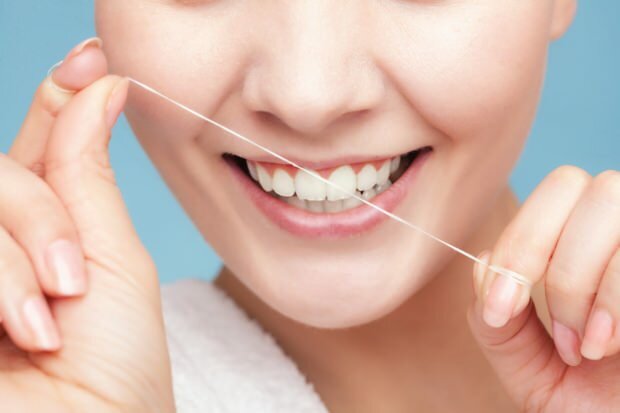 Препоръчва се използването на зъбна нишка за отстраняване на остатъци между зъбите.