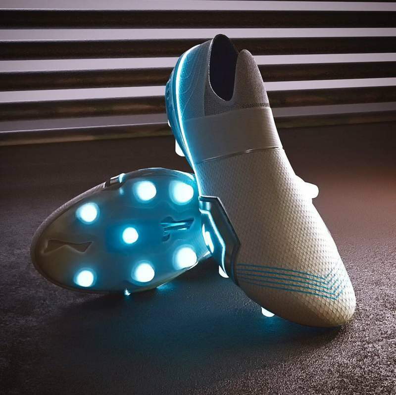 Обувки "Тесла" от дизайнер на Nike и Adidas