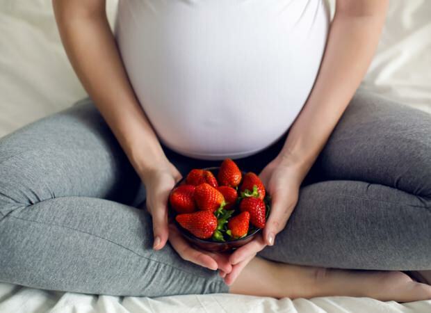 Яденето на ягоди оцветява по време на бременност? Има ли вреда за ягодата?