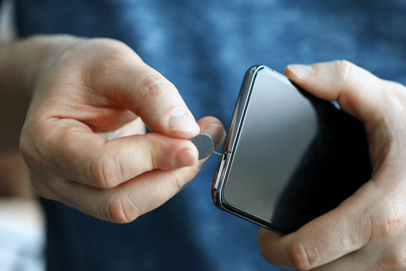 Изваждане на SIM карта на смартфон с Android