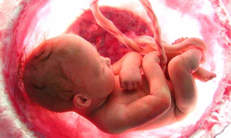 Раждане на бебе в утробата