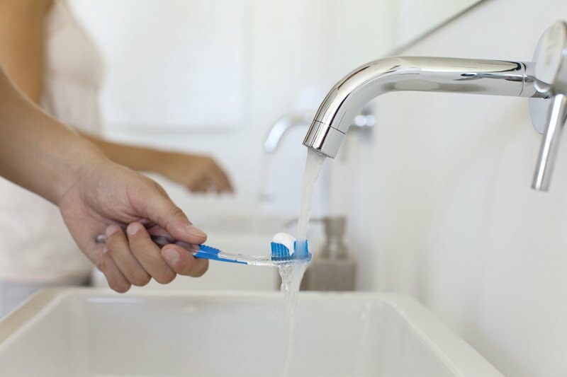 Изключване на водата при миене на зъбите
