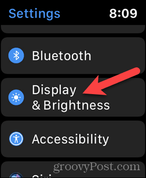 Докоснете Дисплей и яркост в Настройките на вашия Apple Watch