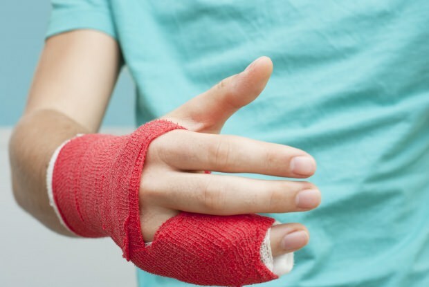 Какво причинява счупване на пръста? Какви са симптомите на счупване на пръста?