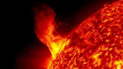 Какво е слънчева светкавица? Какви са последиците и последиците от слънчевия пламък върху света?