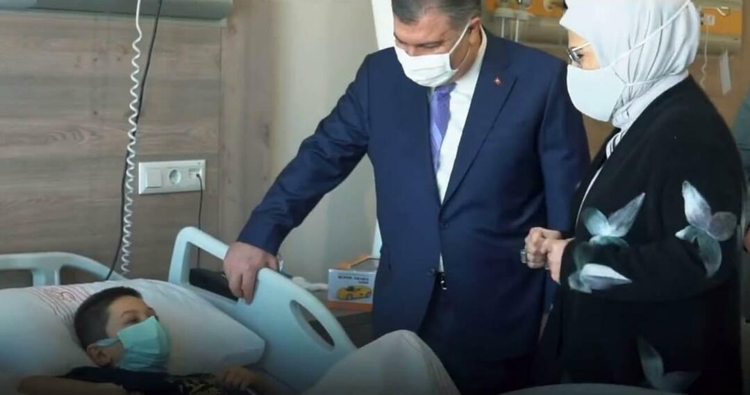 Емине Ердоган посети деца с рак с Фахретин Коджа
