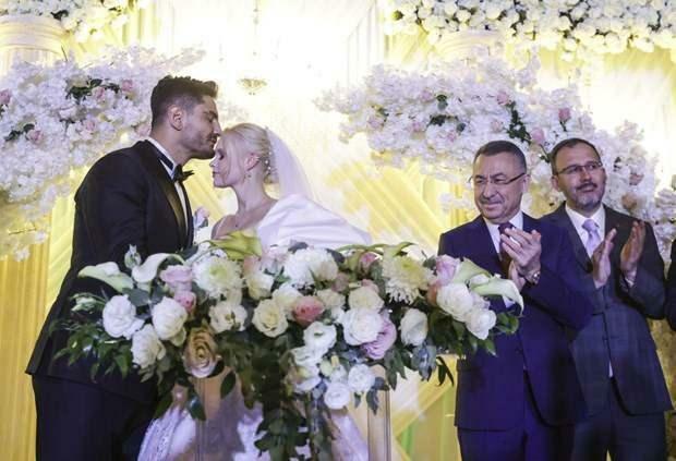 Таха Акгул се ожени
