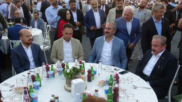 Билал Ердоган, министърът на правосъдието Абдулхамит Гюл и председателят на парламента Мустафа Шентоп