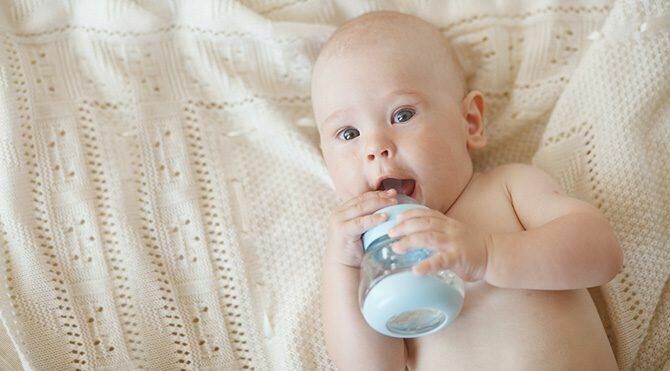 Трябва ли на бебетата да се дава вода?