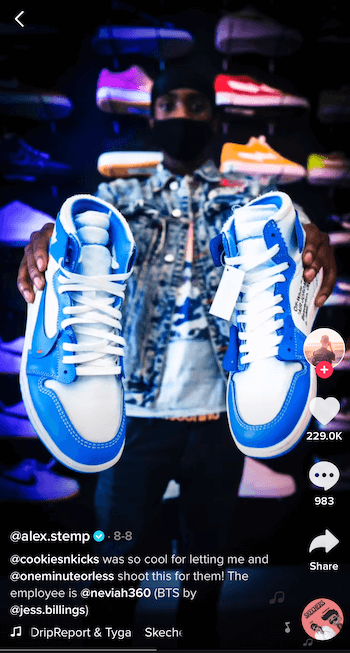 tiktop post от @ alex.stemp, показващ продукта си за тенис обувки в синьо и бяло